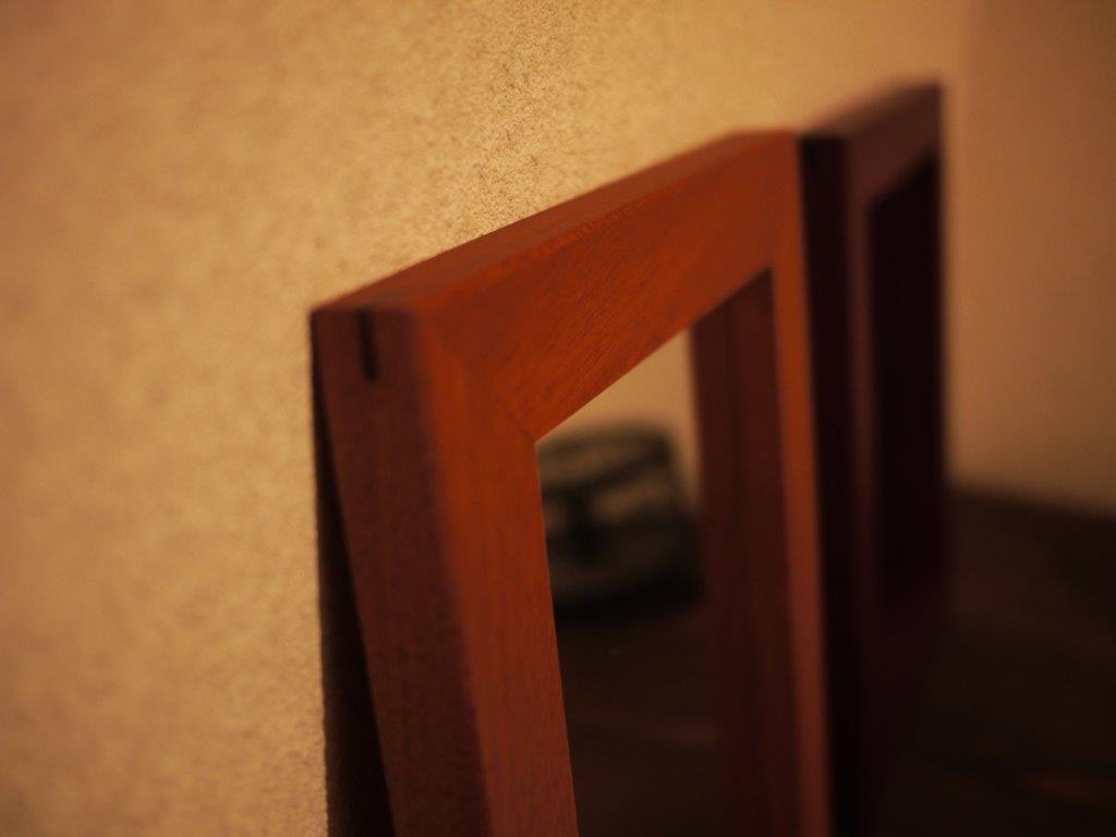 wood_frame_mirror